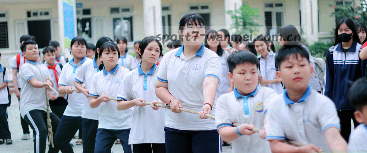 体育赛事数据流与动态新闻标题叠加的视觉画面